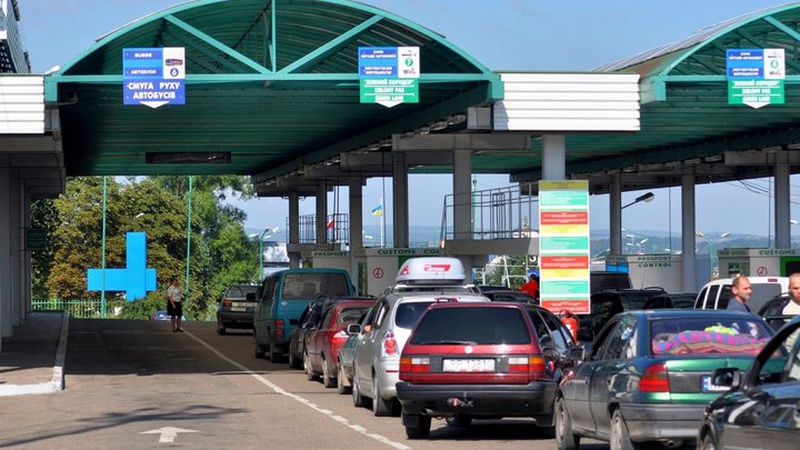 На кордоні з Польщею утворилися величезні черги на виїзд з України