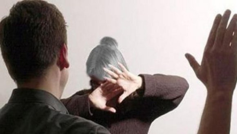 Бив руками та ногами: лучанин познущався над власною матір’ю