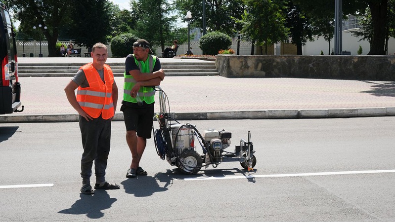 У Нововолинську поновлюють дорожню розмітку