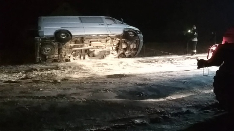 На Волині злетів з дороги і впав на бік бус. ФОТО. ВІДЕО