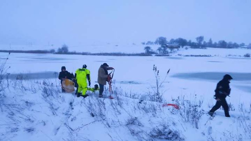 Один із них провалився у воду: на Волині двоє дітей застрягли на кризі
