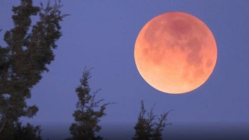 Волиняни можуть спостерігати у небі «полуничний» місяць