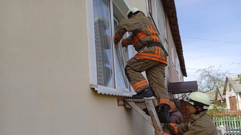 На Волині 4-річний хлопчик зачинився в квартирі: довелось викликати рятувальників