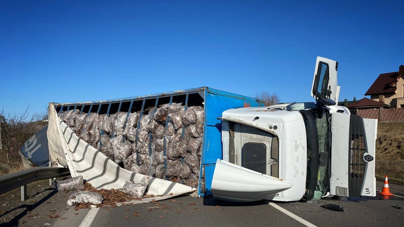 Поблизу Луцька перекинувся вантажний автомобіль з причіпом