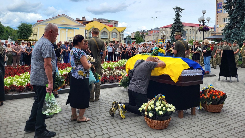 Підбив танка у бою, був в оточенні та пройшов пекло війни: на Волині попрощалися з Дмитром Романовським