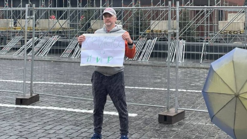 У рф на Великдень затримали чоловіка з плакатом «Христос за мир»