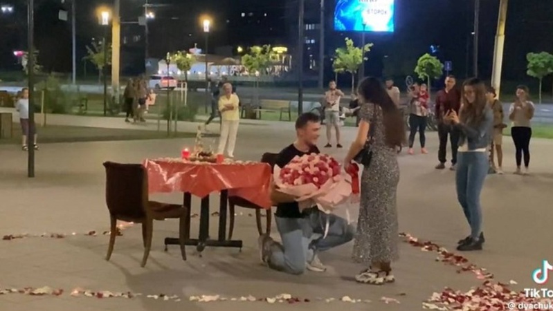 «Ромео» з вигадкою: у Луцьку біля РАЦСу хлопець романтично освідчився коханій
