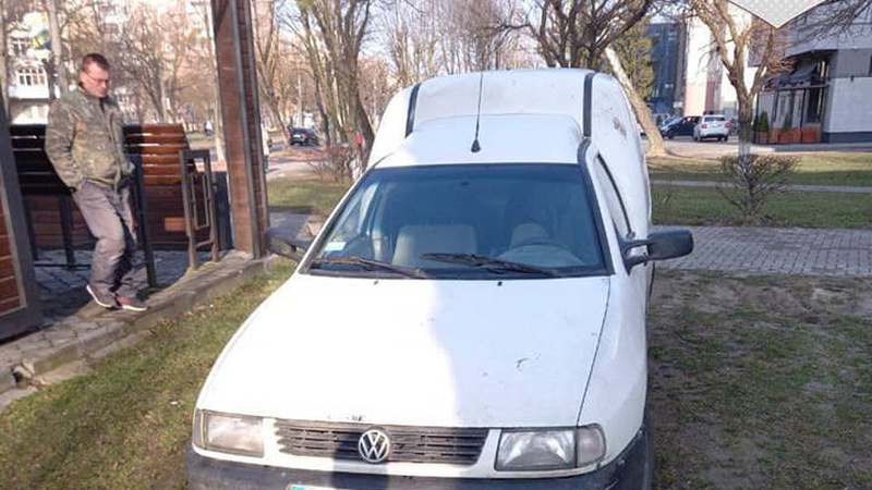 Муніципали показали автомобілі, які знищують газони в Луцьку