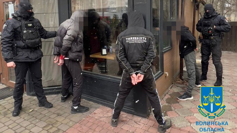 «Вибивали» з військового 3000 доларів США надуманого боргу: чотирьом волинянам повідомлено про підозру. ФОТО