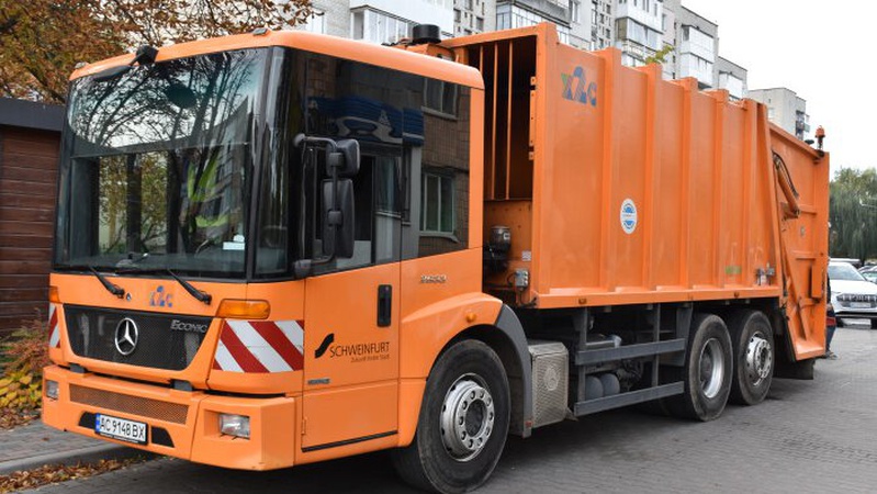 Луцьк отримав два сучасних сміттєвози