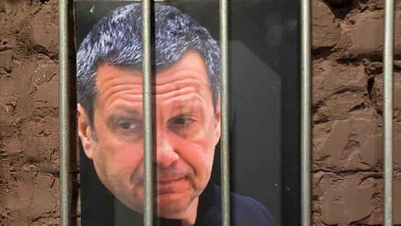 Російські пропагандисти за ґратами: у Ташкенті оригінально оформили вбиральню відомого бару