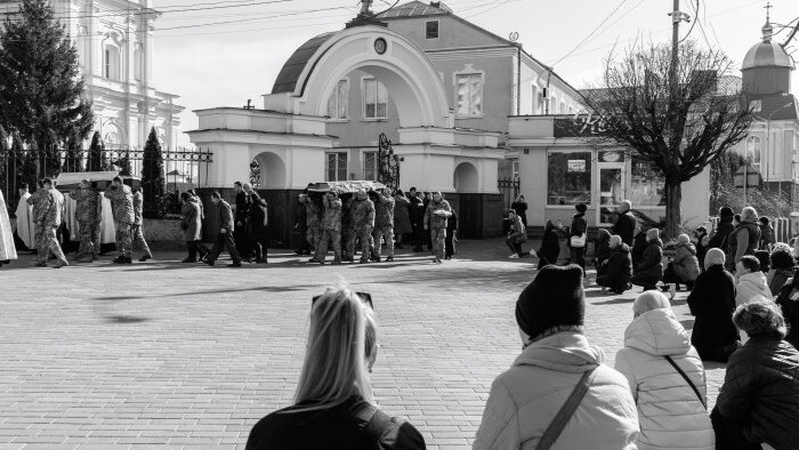 У Луцьку попрощалися із захисниками України Юрієм Оверчуком та Олександром Пашківським. ФОТО