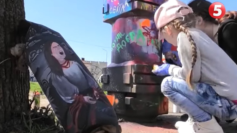 Прекрасне з того, що вбиває: у Рожищі діти розмальовують уламки ворожих ракет та зброю