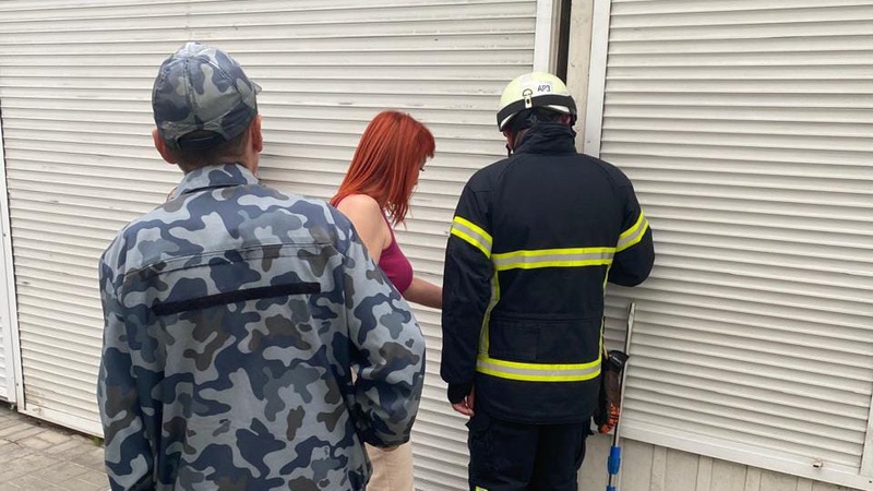 У Луцьку на ринку кошеня застрягло між контейнерами