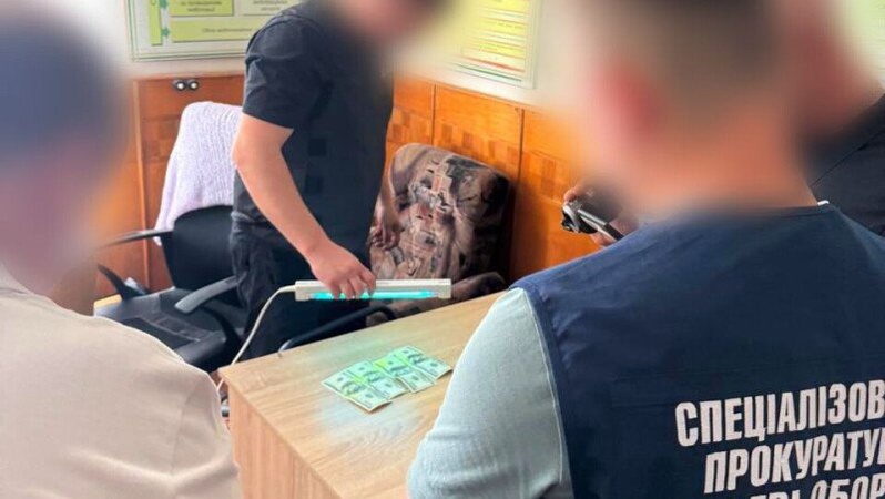 Вимагала 600 доларів хабаря: працівниці ТЦК на Волині оголосили підозру