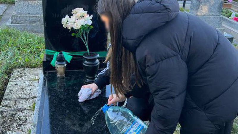 У місті на Волині неповнолітні влаштували фотосесію на кладовищі: дівчата вибачились та поприбирали на могилі