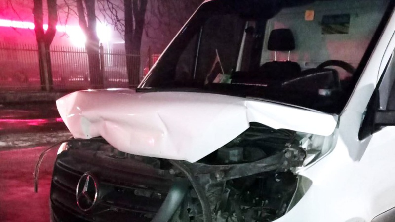 ДТП у Луцьку: водій фургона в’їхав у «Мерседес-Бенц»