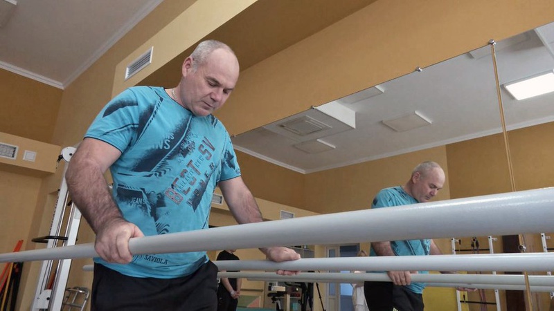 Вчиться заново ходити на двох ногах: луцькі лікарі встановили протез пораненому бійцеві