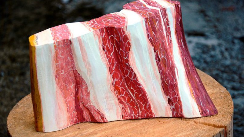 Юристка з Луцька майструє з дерева «їжу» та допомагає ЗСУ