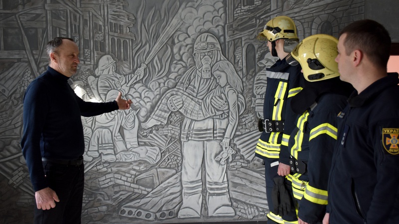 Ветеран-рятувальник створив у Луцьку монументальне панно
