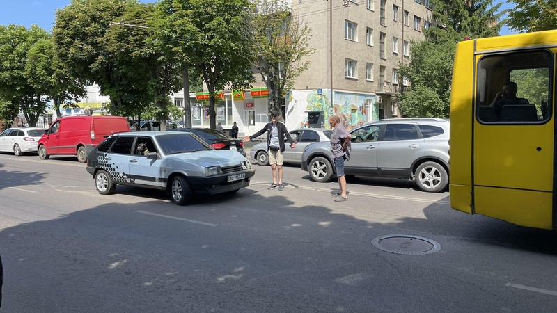 У Луцьку легкове авто в’їхало в маршрутку