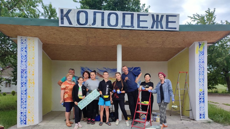 Вишиванки, колосся, маки: у громаді на Волині художник-переселенець розмалював зупинку