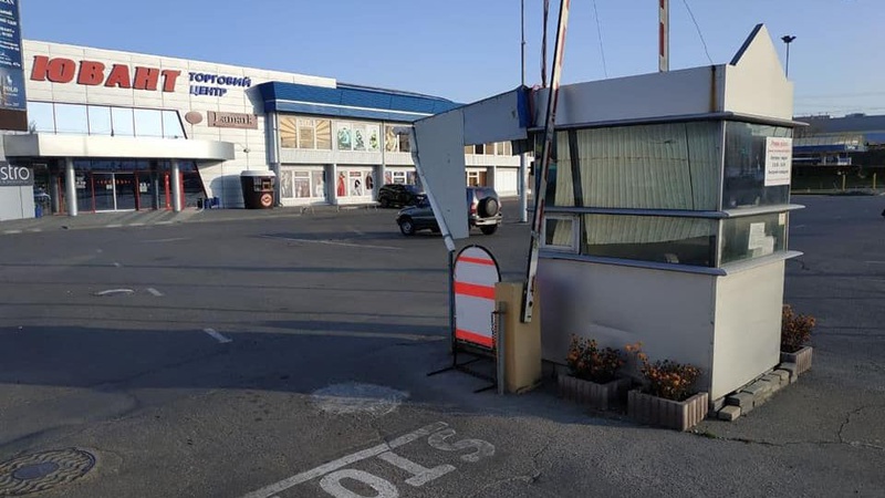 У Луцьку знесуть торгівельний павільйон, термінали, КПП, шлагбаум, гаражі, хліви, огорожу, сходи. ФОТО