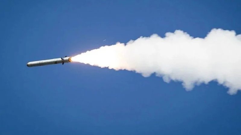 Ворог вдарив ракетами по Хмельницькій області: одна впала на пустирі