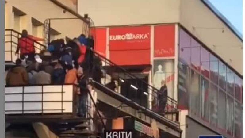 У Луцьку люди штурмують секонд-хенд. ВІДЕО