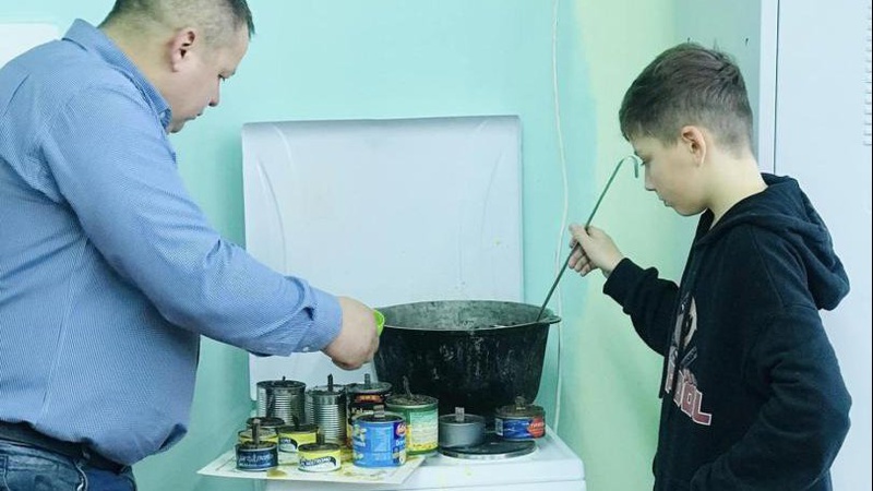 У школі на Волині дітей навчають виготовляти окопні свічки