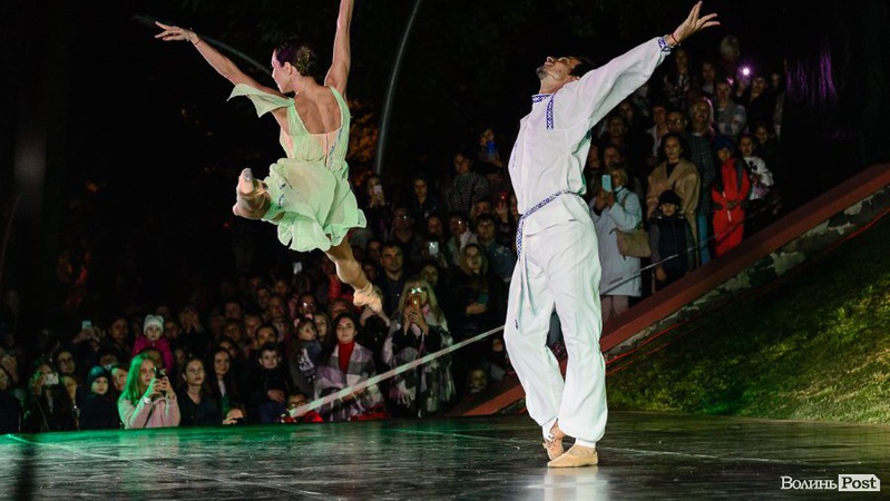У луцькому парку танцювала прима-балерина
