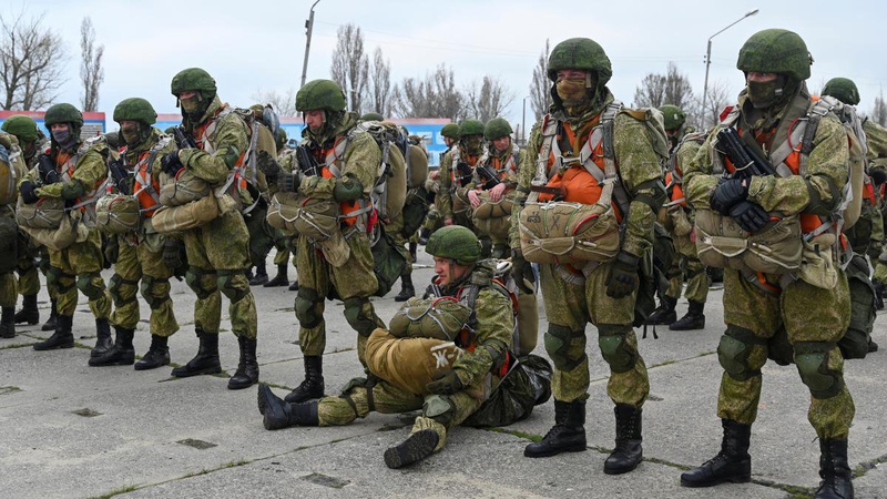 Окупанти перекинули до міста Ізюм десантників і близько 500 одиниць техніки