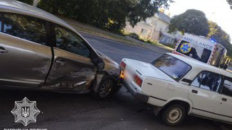 У Луцьку п’яний водій ВАЗ влетів в автівку, а потім – в дерево. ФОТО
