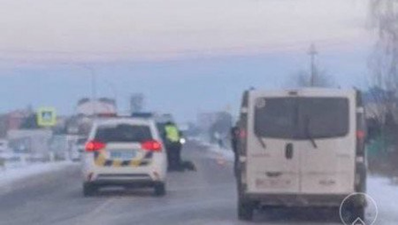 На Волині автівка на смерть збила 61-річного чоловіка. Водія розшукують