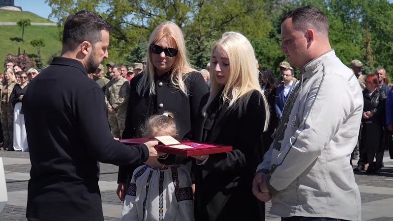 Зеленський вручив орден «Золота Зірка» рідним загиблого Героя Тараса Чайки з Волині