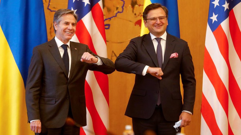 Поки Кулеба задобрює США і каже «геть від Москви», Зеленський скликає манкуртів на концерт 30-річчя Незалежності