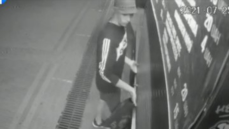 Розшукують зловмисника: у Луцьку вандал понищив майно магазину