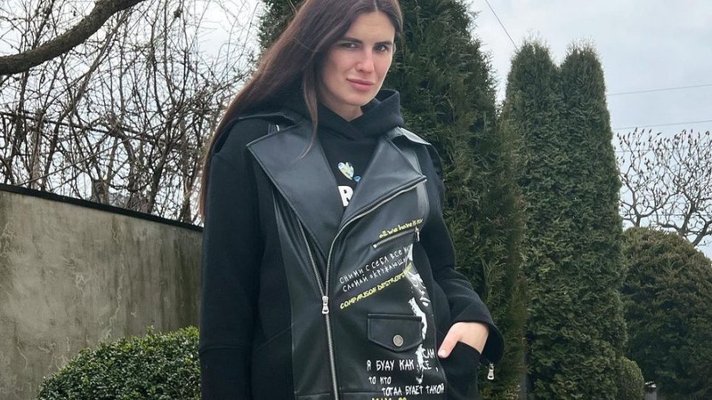 Луцька блогерка прорекламувала пальто з цитатами російських пісень