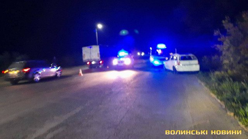 У селі біля Луцька п’яний водій перекинувся на легковику. ФОТО