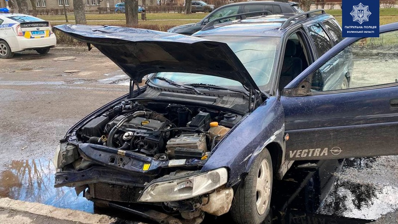 У Луцьку п’яний водій, втікаючи від поліції, в’їхав у припарковане авто