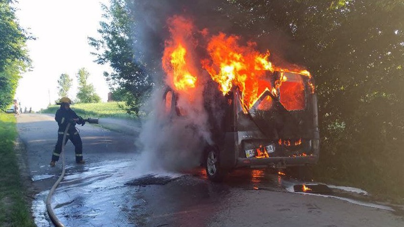 На Горохівщині згорів вантажний бус. ФОТО. ВІДЕО