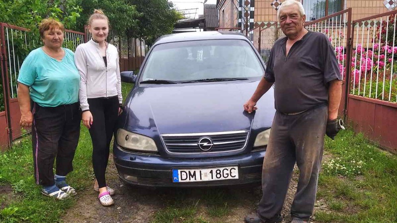 Сім’я з Волині передала своє авто бійцям ЗСУ