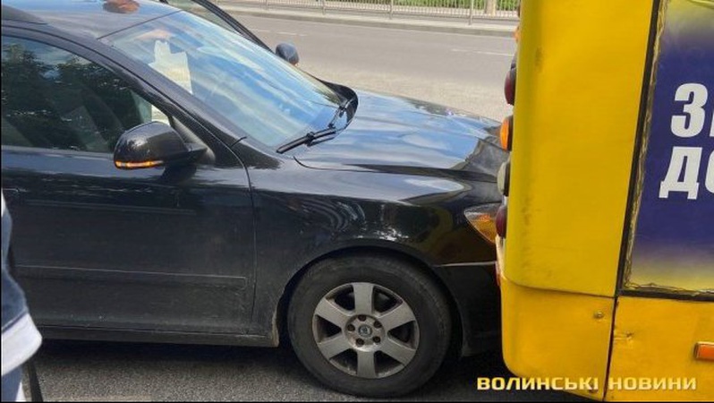 У Луцьку легковик врізався у маршрутку. ФОТО