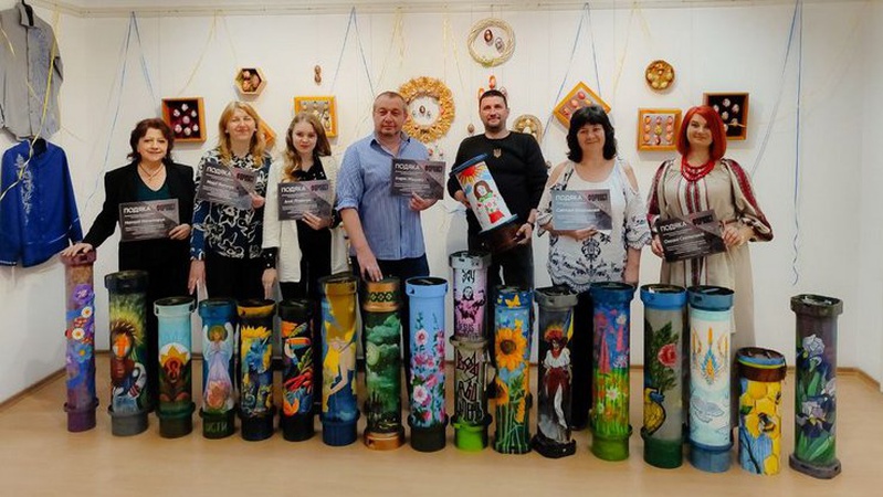 На Волині художники розмалювали тубуси для благодійного аукціону