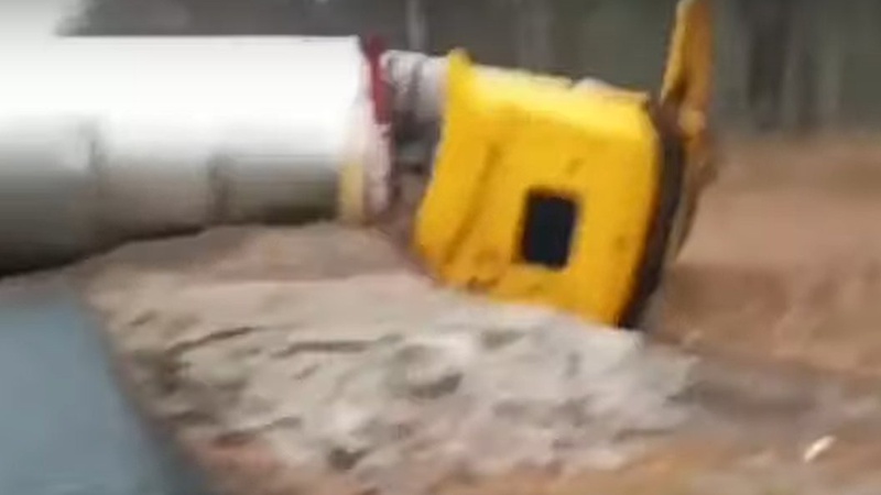 ДТП на Волині: з дороги злетіла вантажівка з цистерною і перекинулась