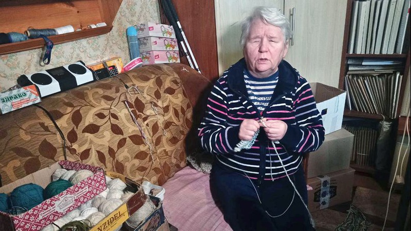 Незряча волонтерка з Луцька сплела чергову партію робочих рукавиць для волинських бійців
