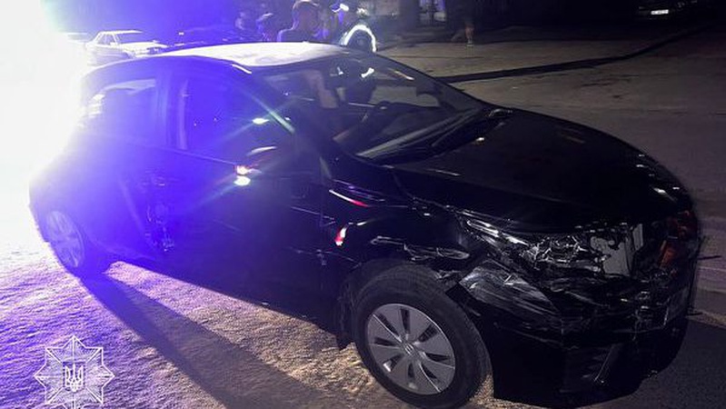 У Луцьку водій наїхав на припарковану лавету та паркан