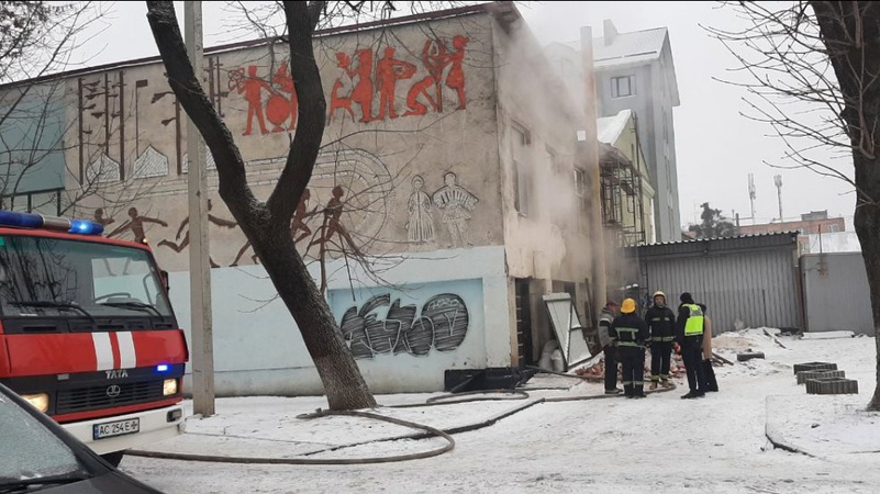 У центрі Луцька горіла будівля колишнього кінотеатру