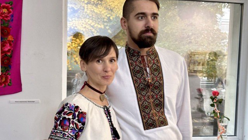 Художниця розповіла про свою виставку картин на хустинах. ВІДЕО