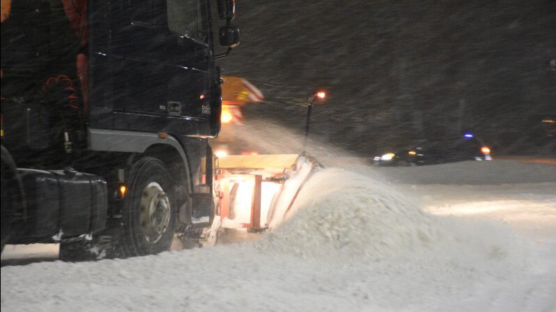 Водіїв попереджають про сильні снігопади: вночі працюватиме снігоочисна техніка